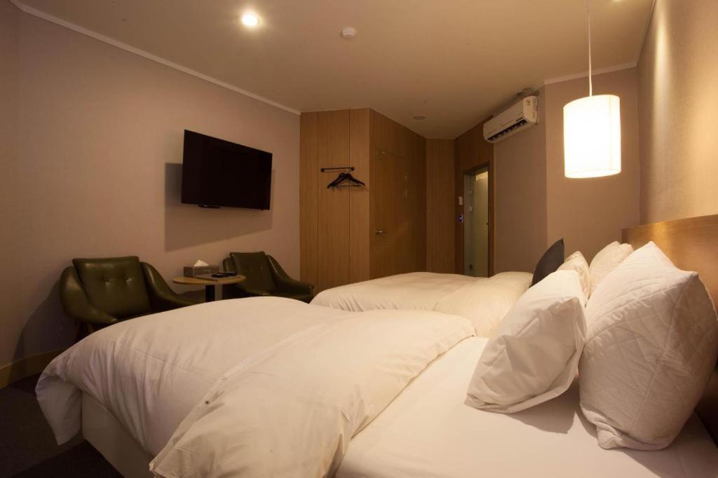 Centralperson Pyeongtaek Hotel Bagian luar foto