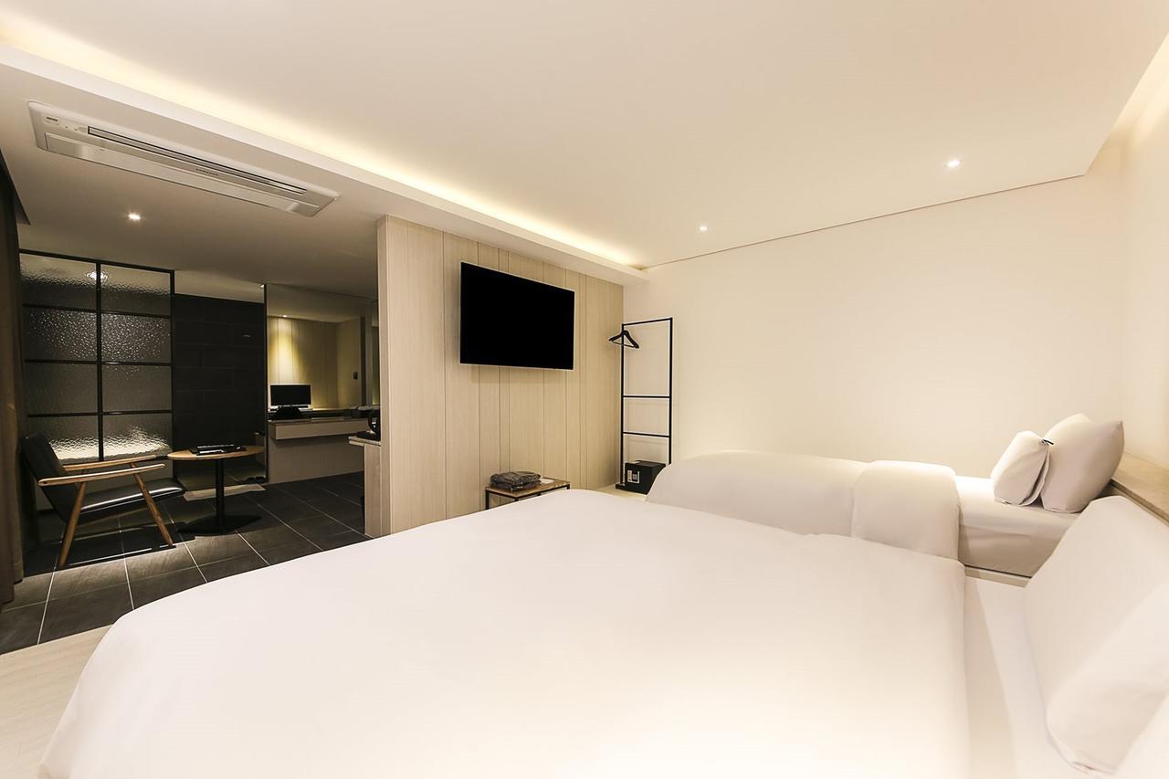 Centralperson Pyeongtaek Hotel Bagian luar foto